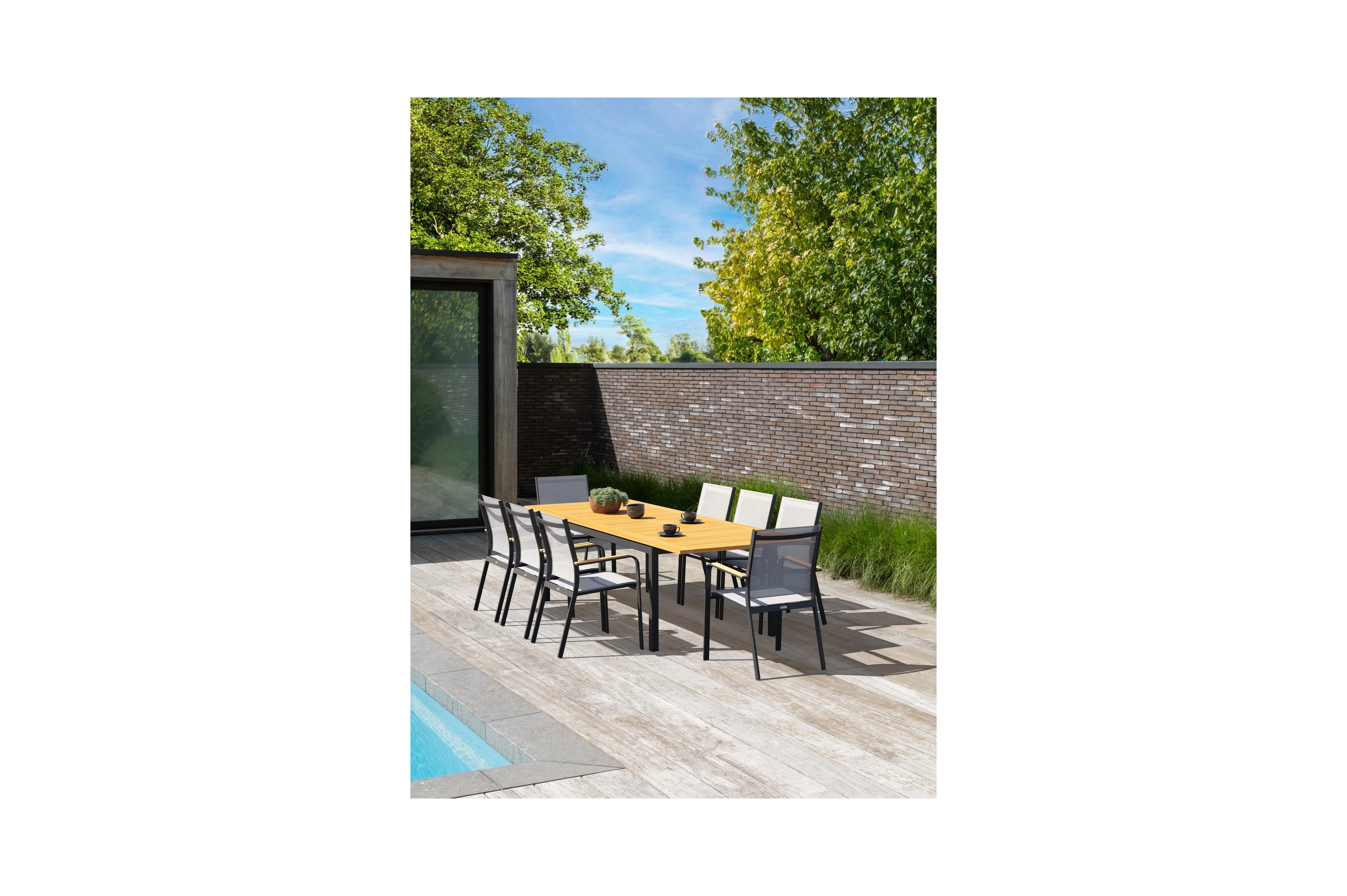 Amalfi tuinset met verlengbare tafel in zwart aluminium en teak tafelblad met 8 stapelbare Amalfi tuinstoelen