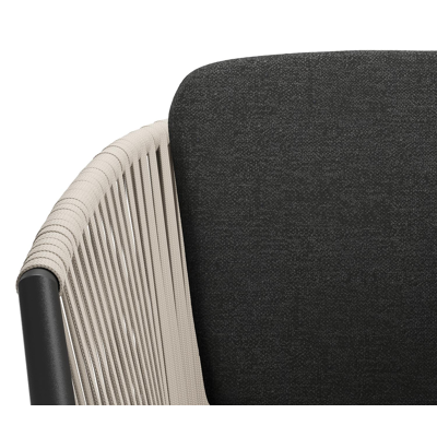 Chaise de jardin Orso en aluminium noir et corde plate tissée verticalement beige avec coussin en chartres sooty all weather sunbrella® luxe