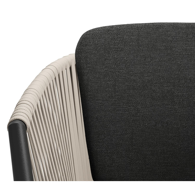 Orso tuinstoel in zwart aluminium en beige verticaal geweven vlakke rope met kussen in chartres sooty all weather sunbrella® luxe