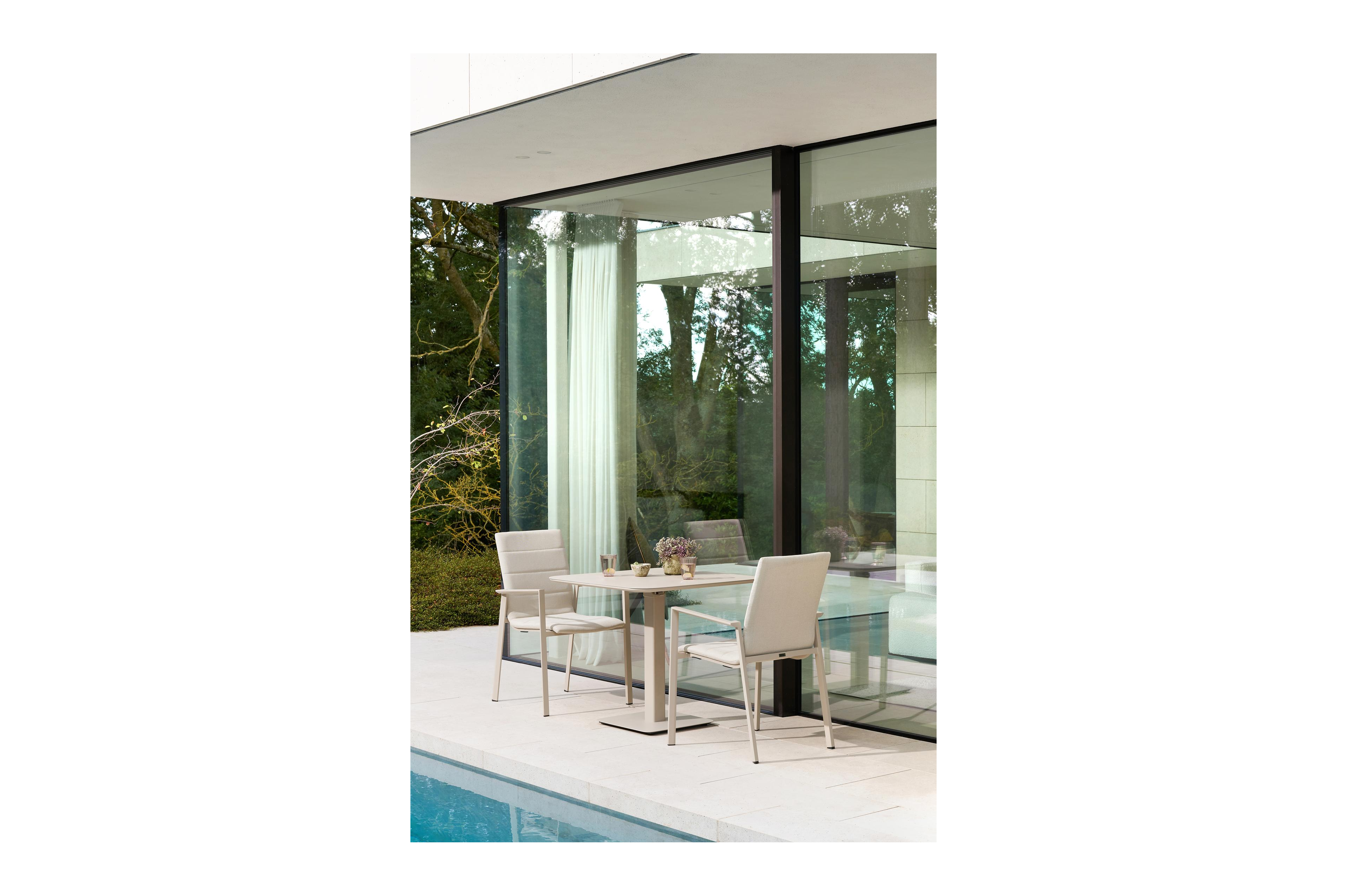 Cirello tuinstoel in beige aluminium en beige luxe textileen