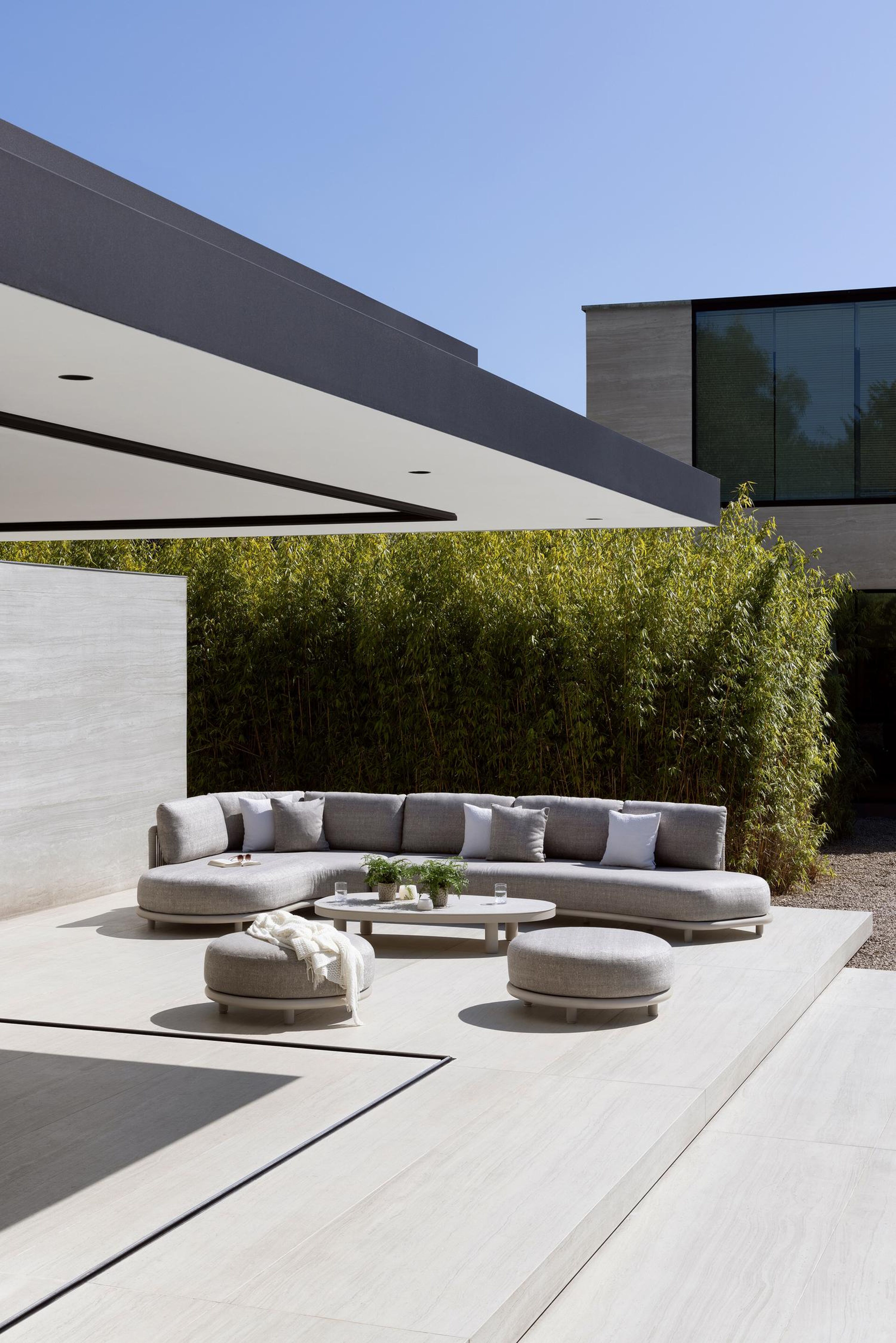 Donato loungetafel organisch in beige aluminium en volkeramiek Shilin - L 151 x B 90 x H 24.5 cm