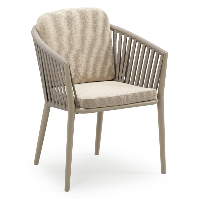 Orso stapelbare tuinstoel in beige aluminium en beige verticaal geweven luxe vlakke brede rope met stoelkussen in All Weather Cosytica Althea Chalk