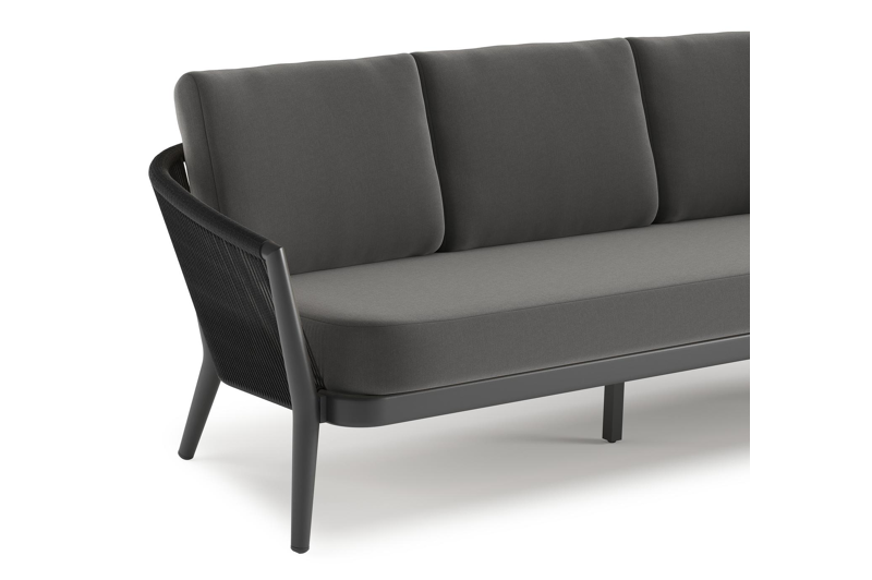 Orso loungebank in zwart aluminium en zwart verticaal geweven ronde rope met Natte Charcoal Chine all weather sunbrella® luxe kussen