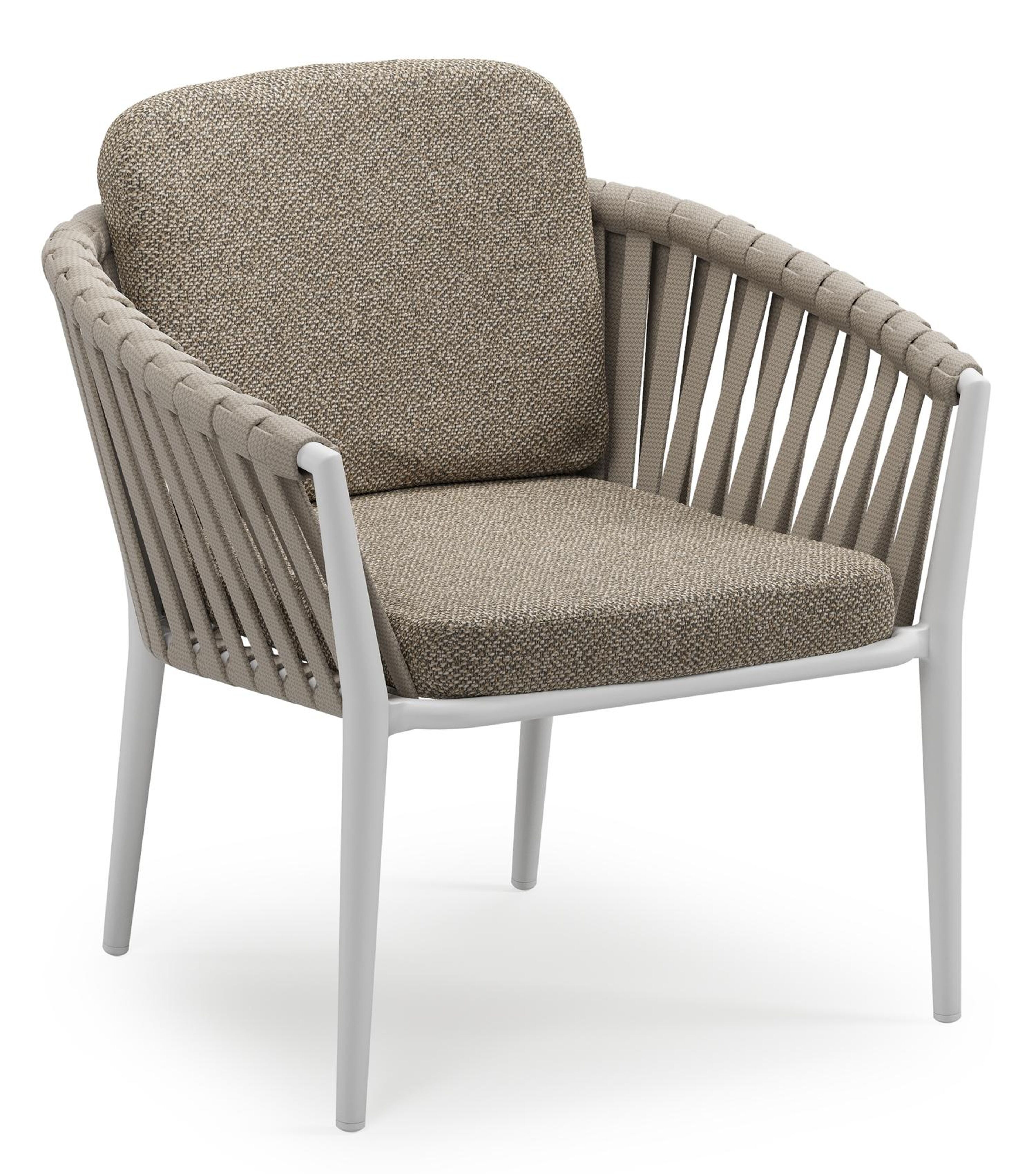 Orso low dining tuinstoel in wit aluminium en beige verticaal geweven luxe vlakke brede rope met stoelkussen in All Weather Cosytica Madagascar Burch