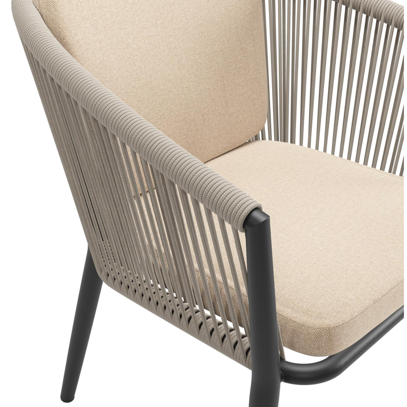 Orso tuinstoel in zwart aluminium en beige verticaal geweven ronde rope met zitkussen in All Weather Sunbrella® Luxe Natte Heather Beige