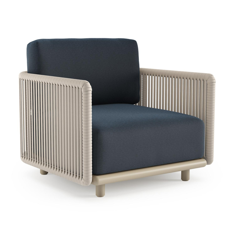 Organo loungestoel in beige aluminium en beige verticaal geweven luxe vlakke rope met heritage indigo all weather Sunbrella® luxe kussen