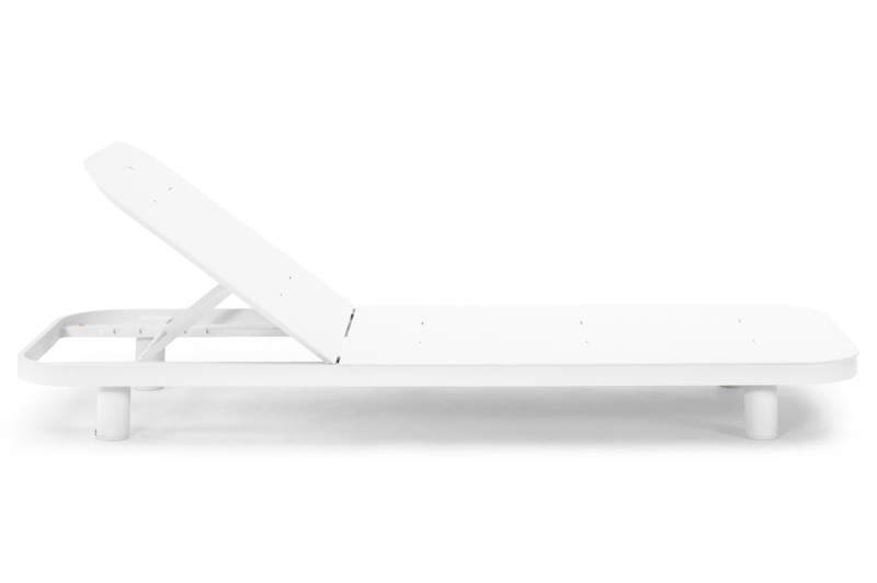 Donato verstelbaar ligbed in wit aluminium met natte charcoal chine all weather sunbrella® luxe kussen