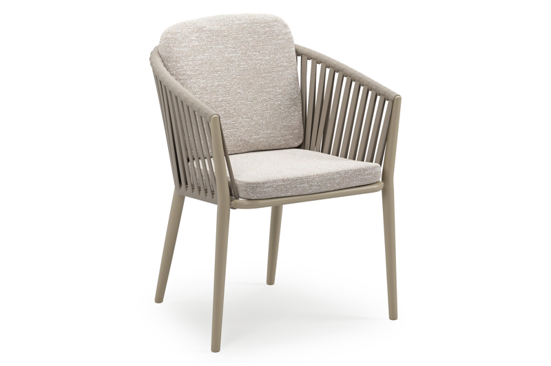 Chaise de jardin empilable Orso en aluminium beige et corde large plate de luxe tissée verticalement beige avec coussin en All Weather Sunbrella® Luxe Tundra Sand