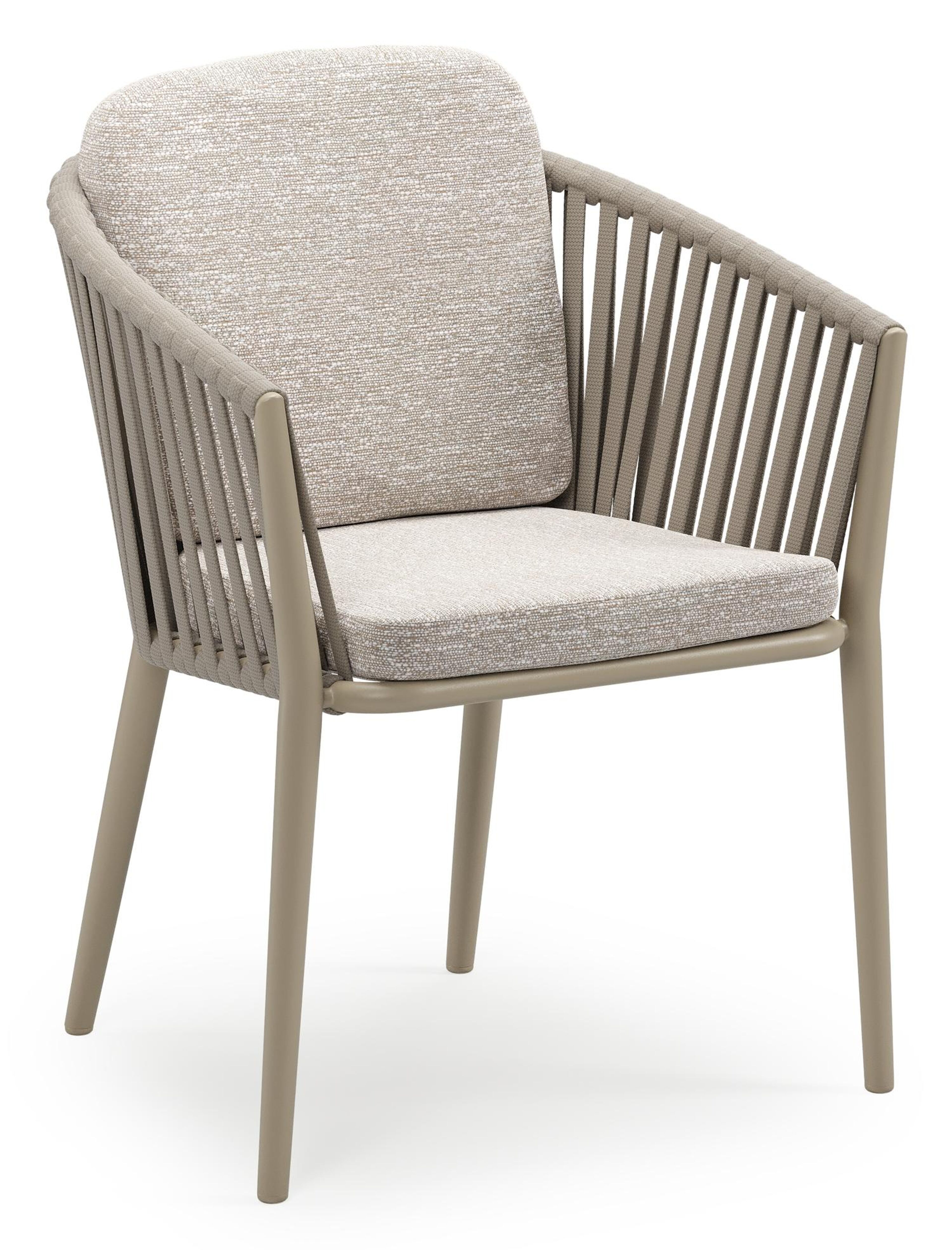 Orso stapelbare tuinstoel in beige aluminium en beige verticaal geweven luxe vlakke brede rope met stoelkussen in All Weather Sunbrella® Luxe Tundra Sand