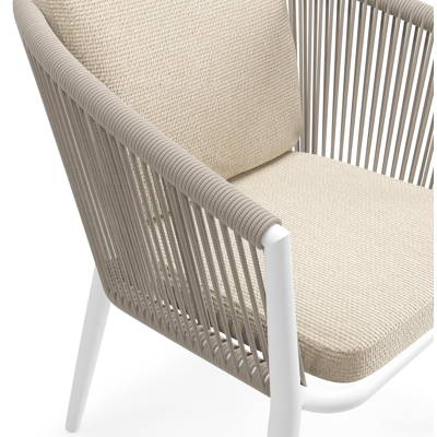 Chaise de jardin Orso en aluminium blanc et corde ronde tissée verticalement beige avec coussin luxe en All Weather Cosytica Althea Chalk