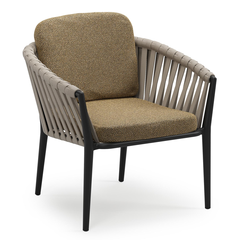Orso low dining tuinstoel in zwart aluminium en beige verticaal geweven luxe vlakke brede rope met stoelkussen in All Weather Cosytica Madagascar Walnut