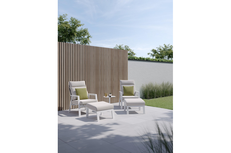 Mismo loungestoel in wit aluminium met beige weather+ softtouch kussens