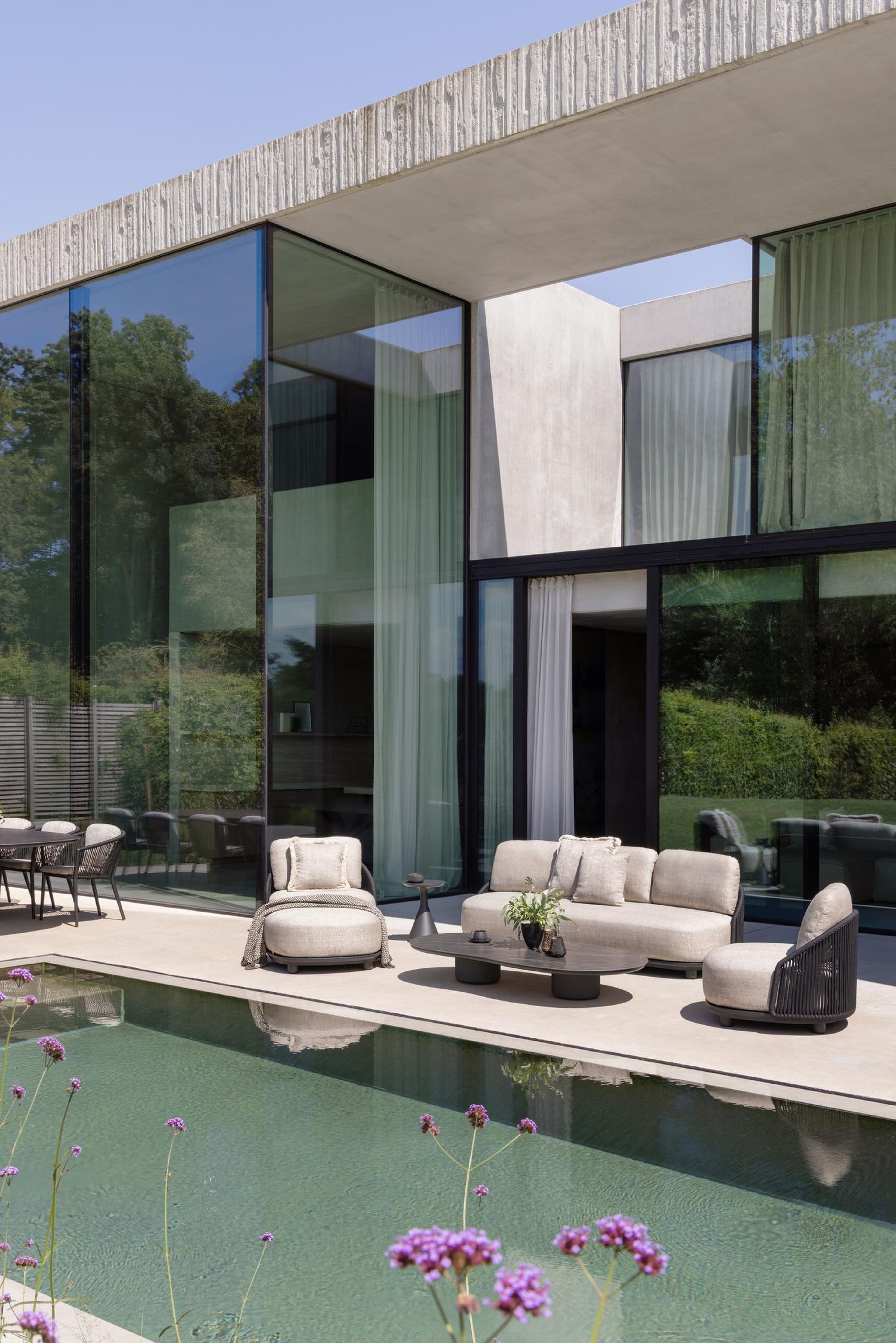 Salon de jardin Vadelo en aluminium noir et corde ronde tissée verticalement noir et coussins en all weather sunbrella® luxe chartres pewter