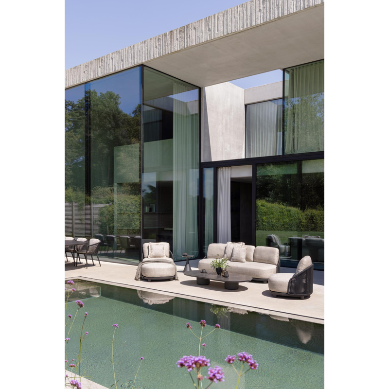 Salon de jardin Vadelo en aluminium noir et corde ronde tissée verticalement noir et coussins en all weather sunbrella® luxe chartres pewter