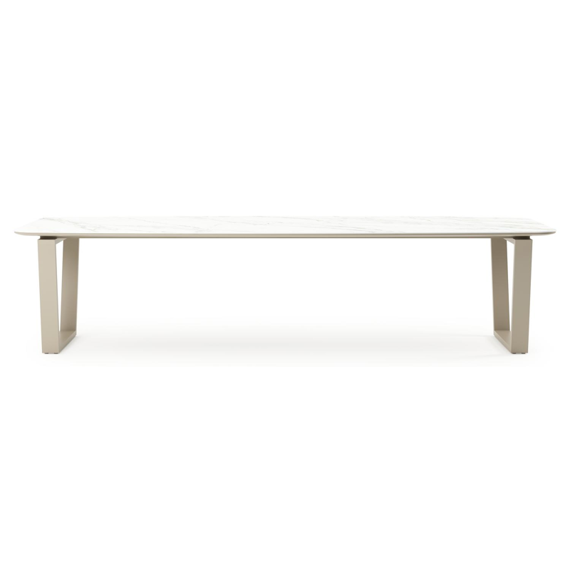 Table de jardin Pagino forme de bateau en aluminium beige et céramique pleine Calacatta - Lg. 315 x Lrg. 115 x Haut. 73 cm