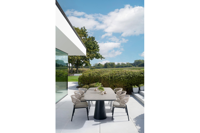 Donato XL tuinstoel in zwart aluminium en beige vierkant geweven ronde rope