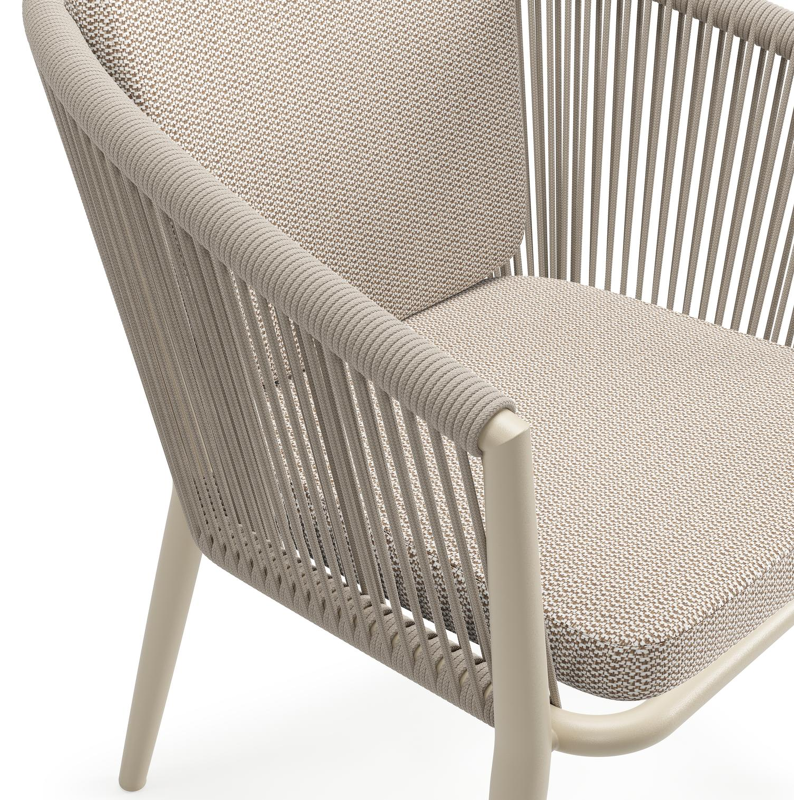 Orso tuinstoel in beige aluminium en beige verticaal geweven ronde rope met zitkussen in All Weather Sunbrella® Luxe Lopi Fossil