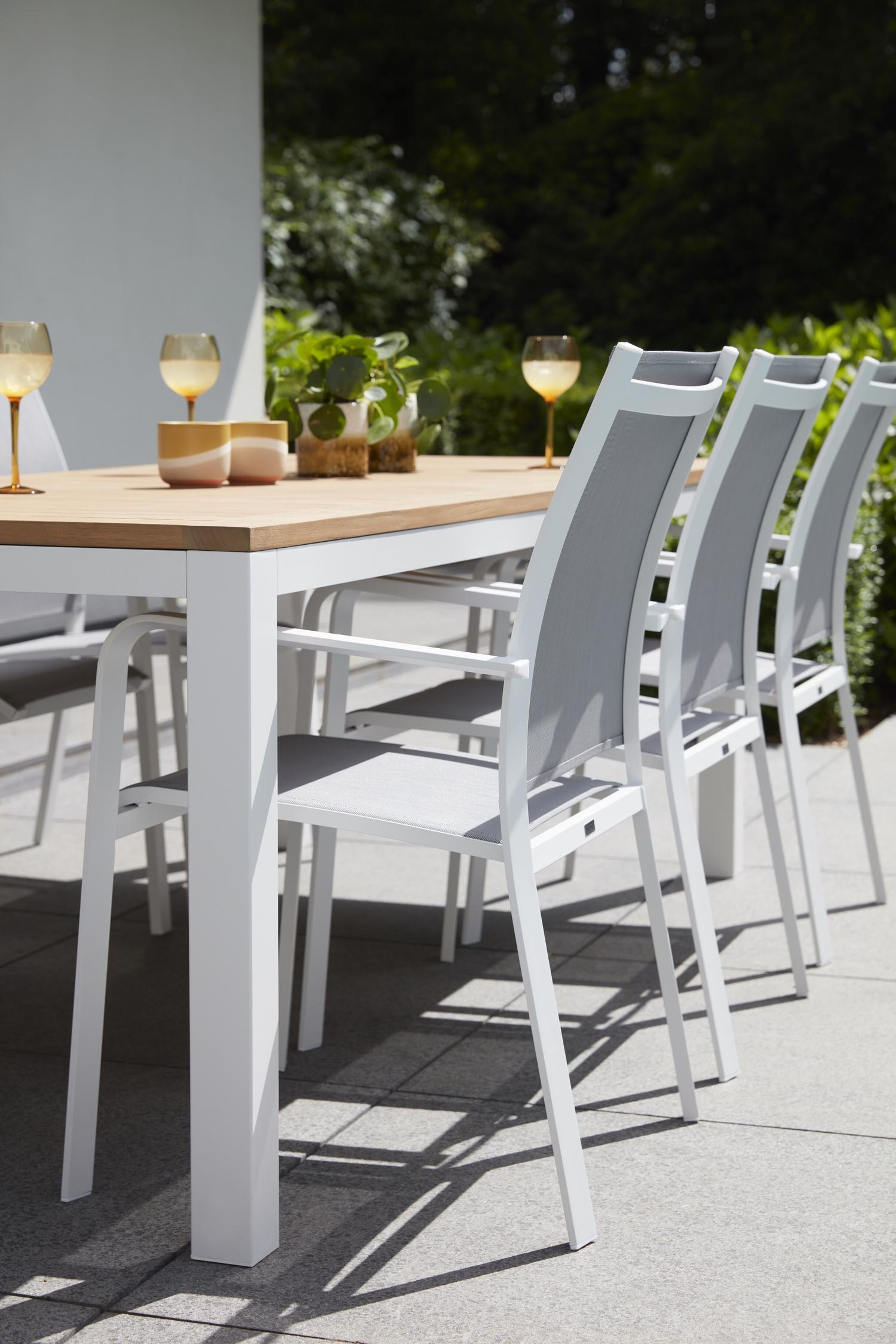 Feltro tuinset in wit aluminium en teak Natural Finish met 2 Calobra tuinstoelen