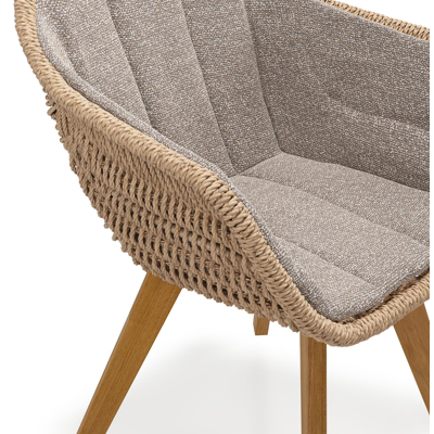 Chaise de jardin Pagino en teck naturel et résine tressée ronde naturel avec coussin en All Weather Sunbrella® Luxe Wander Manioc