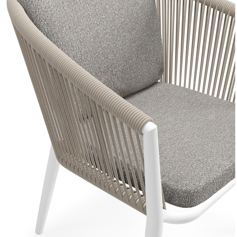 Chaise de jardin Orso en aluminium blanc et corde ronde tissée verticalement beige avec coussin luxe en All Weather Sunbrella® Luxe Tundra Charcoal