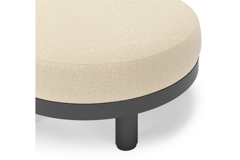 Donato lounge poef in zwart aluminium met All Weather Solica Soul Papyrus kussen