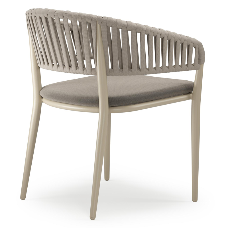 Tolfa stapelbare tuinstoel in beige aluminium en beige verticaal geweven luxe vlakke brede rope met stoelkussen in All Weather Sunbrella® Luxe Natte Carbon Beige