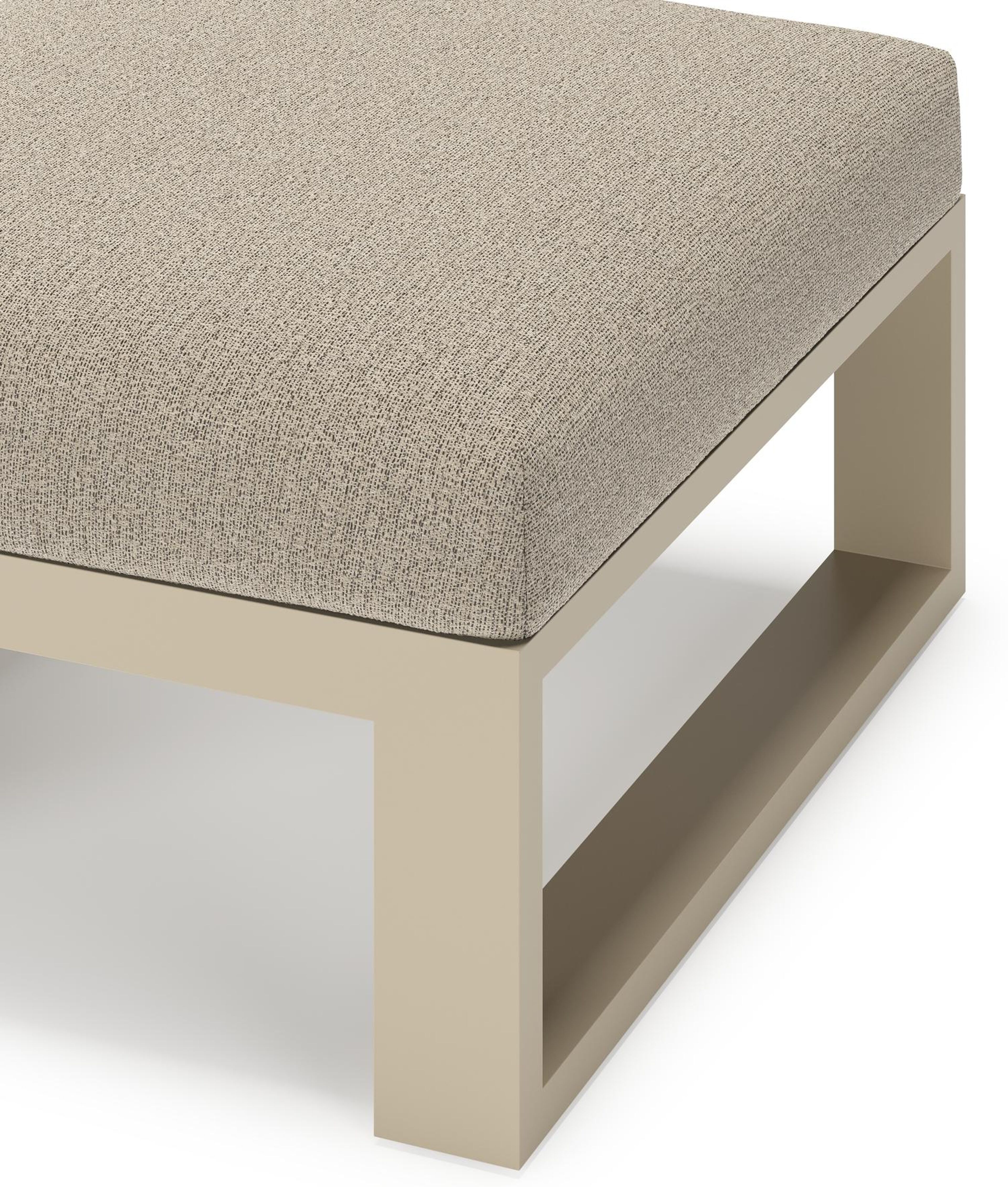 Verato poef in beige aluminium met catania beige all weather cosytica kussen