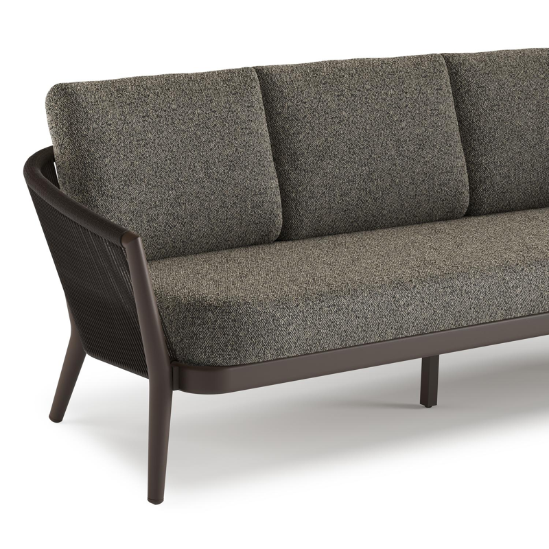 Orso loungeset in donkerbruin aluminium en donkerbruin verticaal geweven ronde rope met Marbella Tunder all weather cosytica kussen