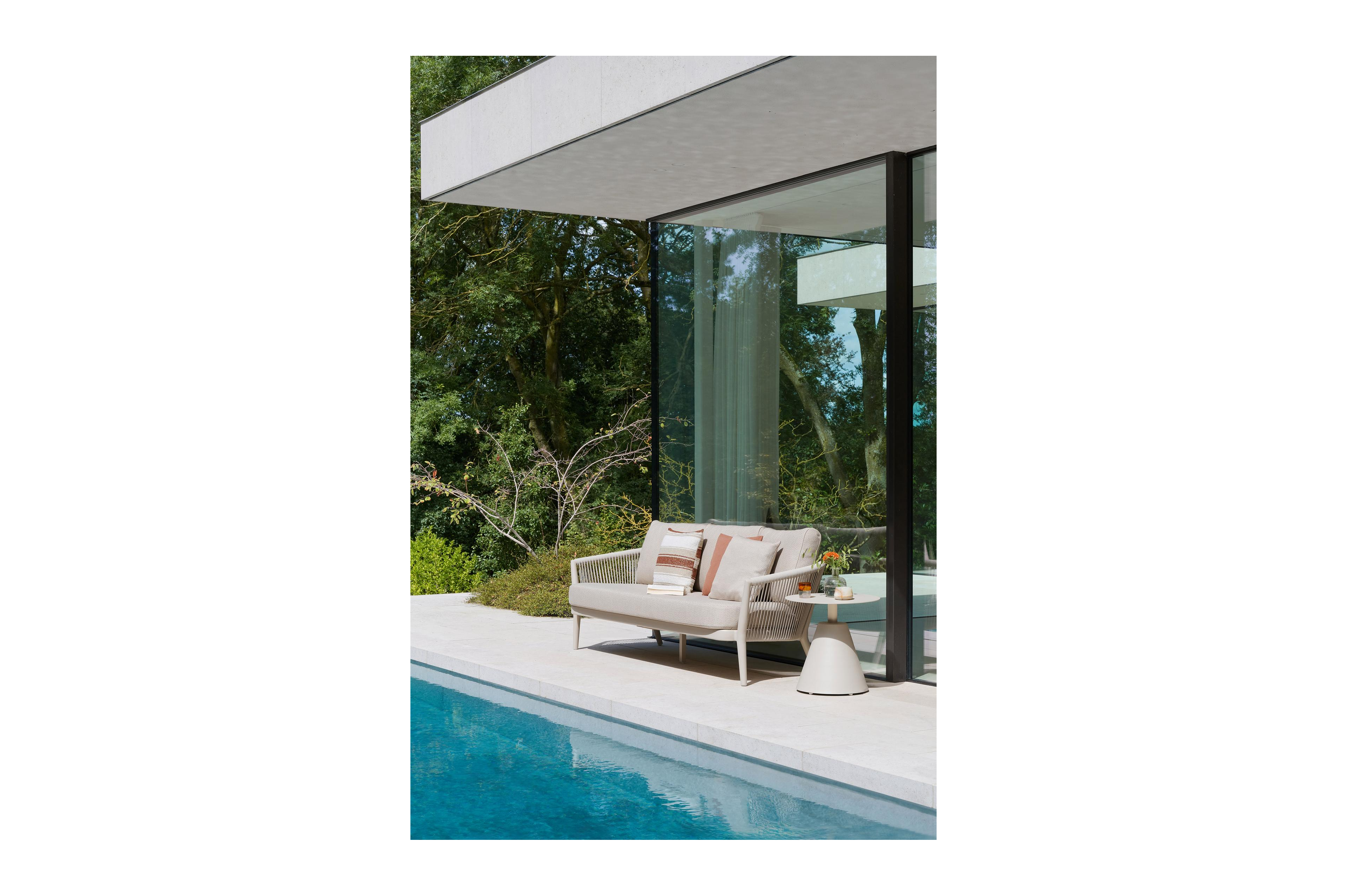 Orso loungebank in beige aluminium en beige verticaal geweven ronde rope met Slow Farafra all weather sunbrella® luxe kussen