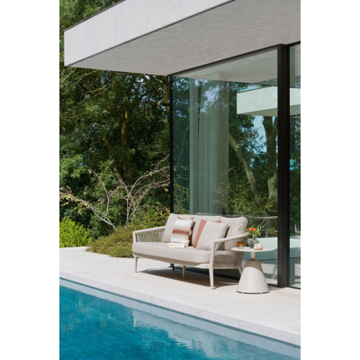 Orso loungebank in beige aluminium en beige verticaal geweven ronde rope met Heritage Papyrus all weather sunbrella® luxe kussen