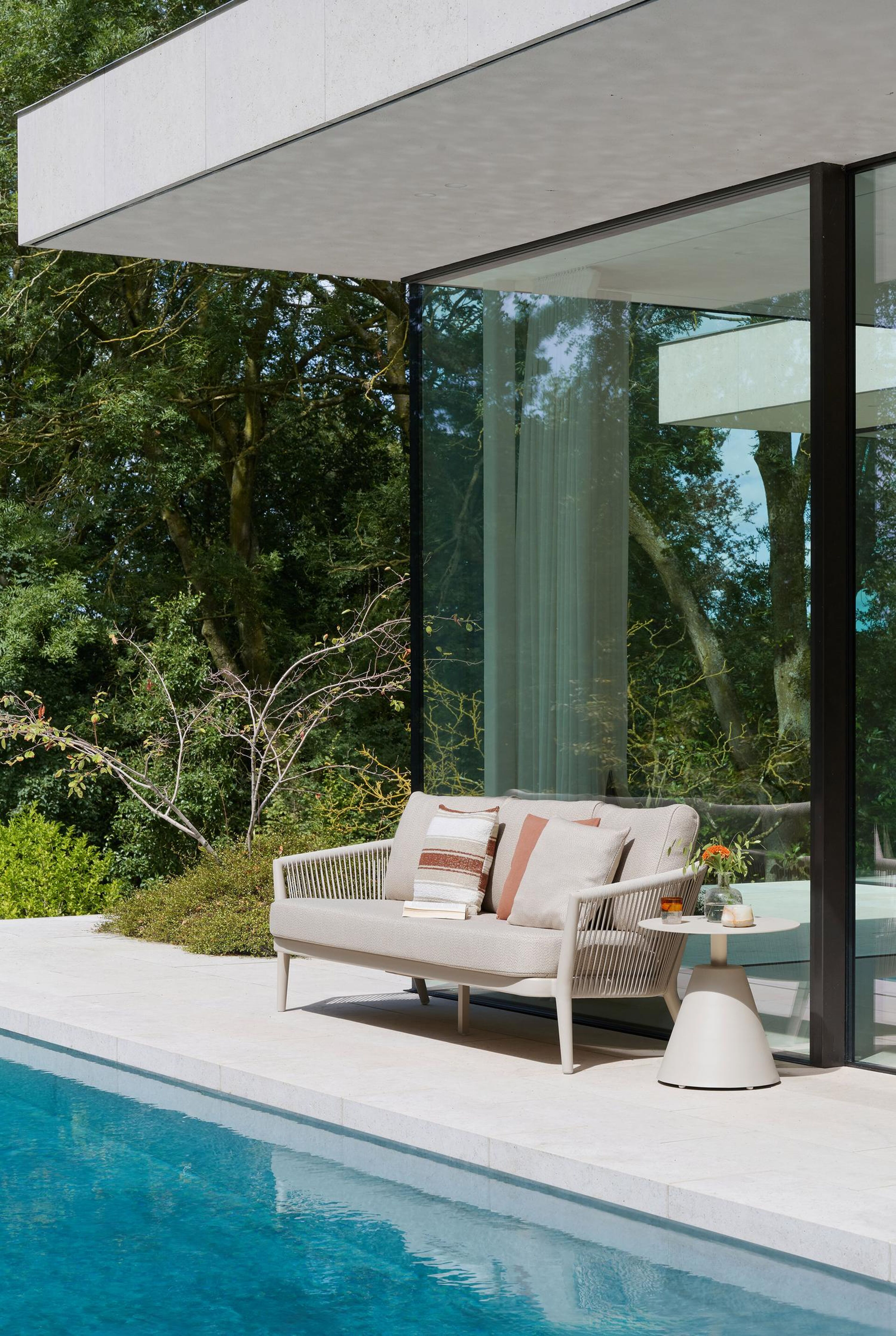 Orso loungebank in beige aluminium en beige verticaal geweven ronde rope met Slow Farafra all weather sunbrella® luxe kussen