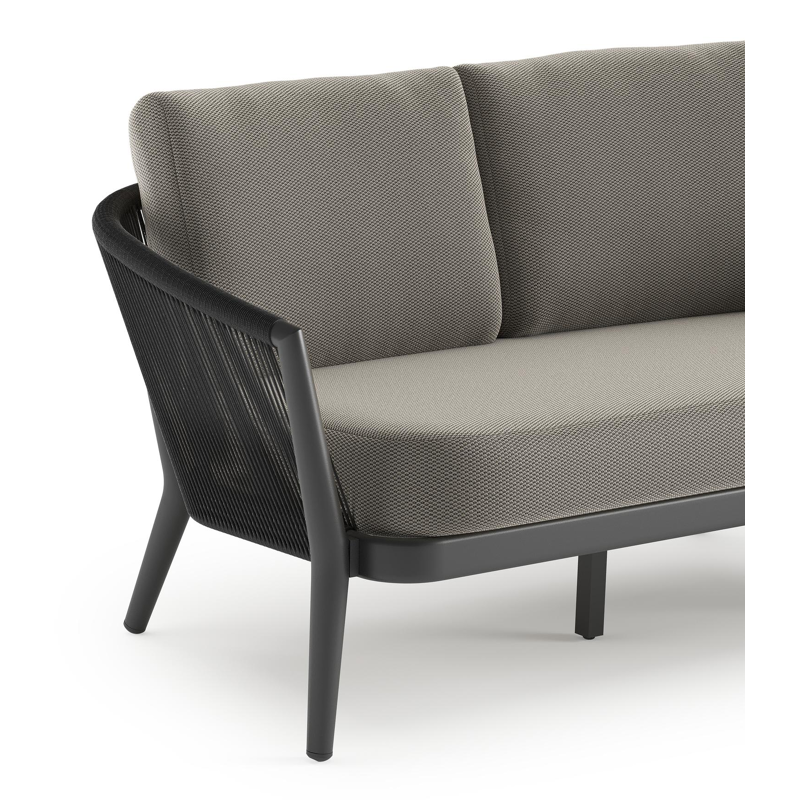 Orso loungebank in zwart aluminium en zwart verticaal geweven ronde rope met Lopi Charcoal all weather sunbrella® luxe kussen