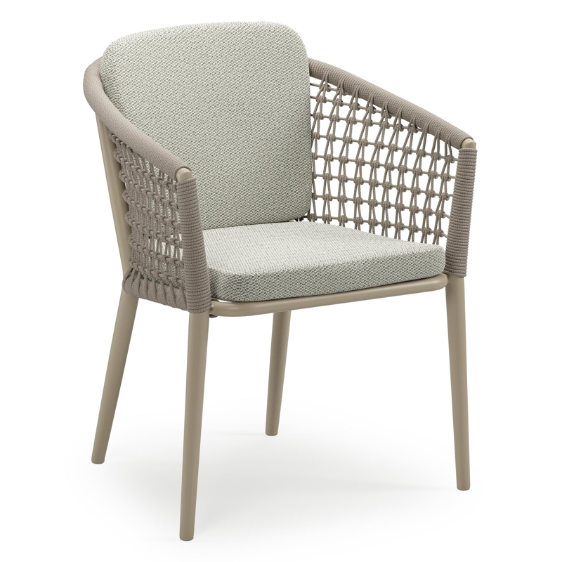 Orso stapelbare tuinstoel in beige aluminium en beige visnet geweven ronde rope met stoelkussen in All Weather Sunbrella® Luxe Lopi Bud