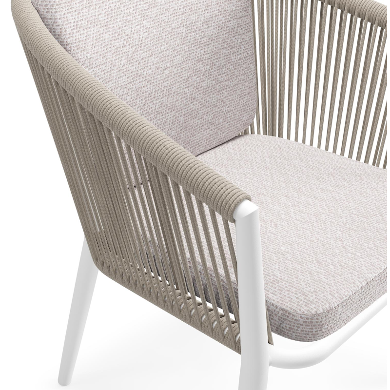 Orso tuinstoel in wit aluminium en beige verticaal geweven ronde rope met zitkussen in All Weather Sunbrella® Luxe Wander Gobi