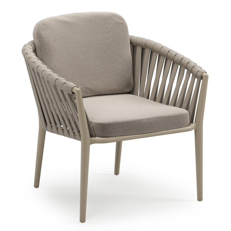 Orso low dining tuinstoel in beige aluminium en beige verticaal geweven luxe vlakke brede rope met stoelkussen in All Weather Sunbrella® Luxe Savane Coconut