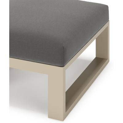 Verato poef in beige aluminium met natte charcoal chine all weather sunbrella® luxe kussen