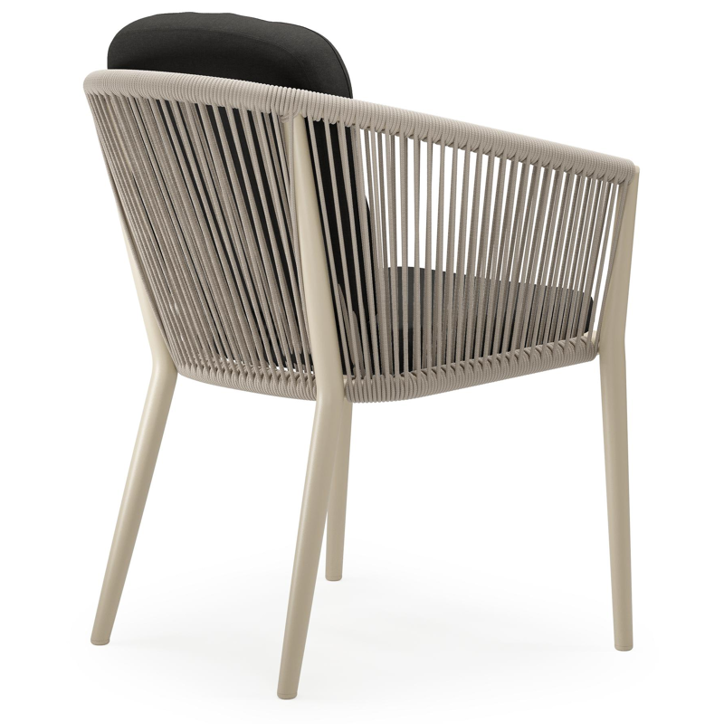 Orso tuinstoel in beige aluminium en beige verticaal geweven ronde rope met luxe zitkussen in All Weather Sunbrella® Luxe Heritage Char