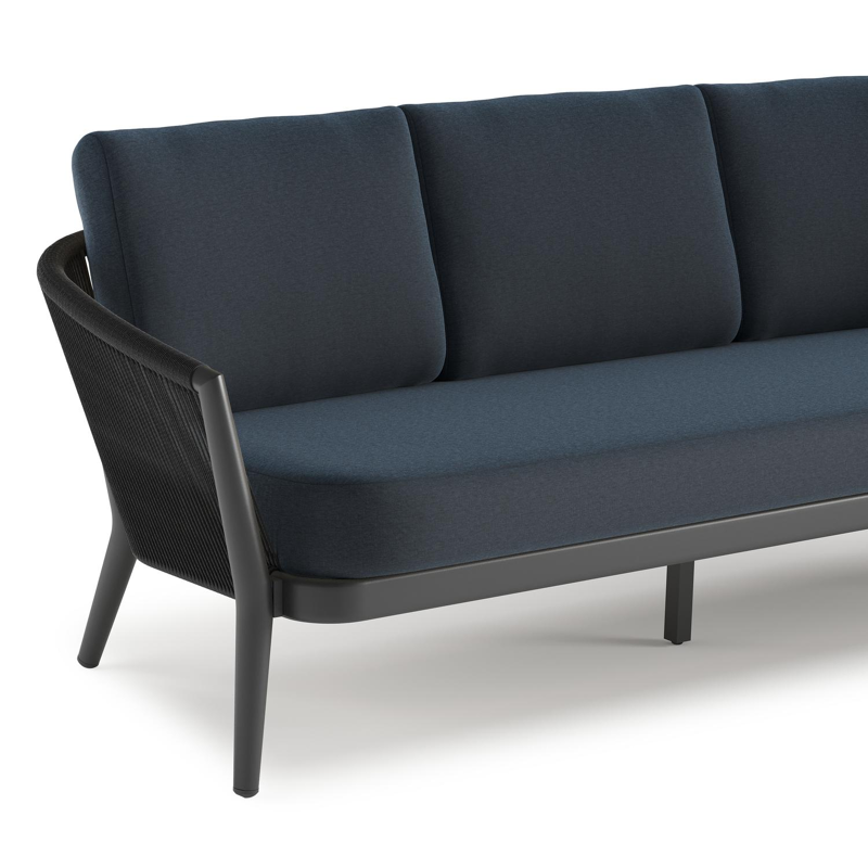 Orso loungeset in zwart aluminium en zwart verticaal geweven ronde rope met Heritage Indigo All Weather Sunbrella® luxe kussen