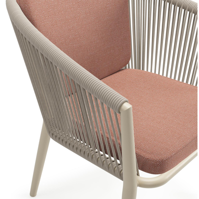 Orso tuinstoel in beige aluminium en beige verticaal geweven ronde rope met zitkussen in All Weather Sunbrella® Luxe Savane Rust