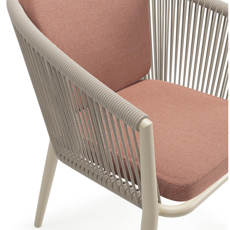 Orso tuinstoel in beige aluminium en beige verticaal geweven ronde rope met zitkussen in All Weather Sunbrella® Luxe Savane Rust