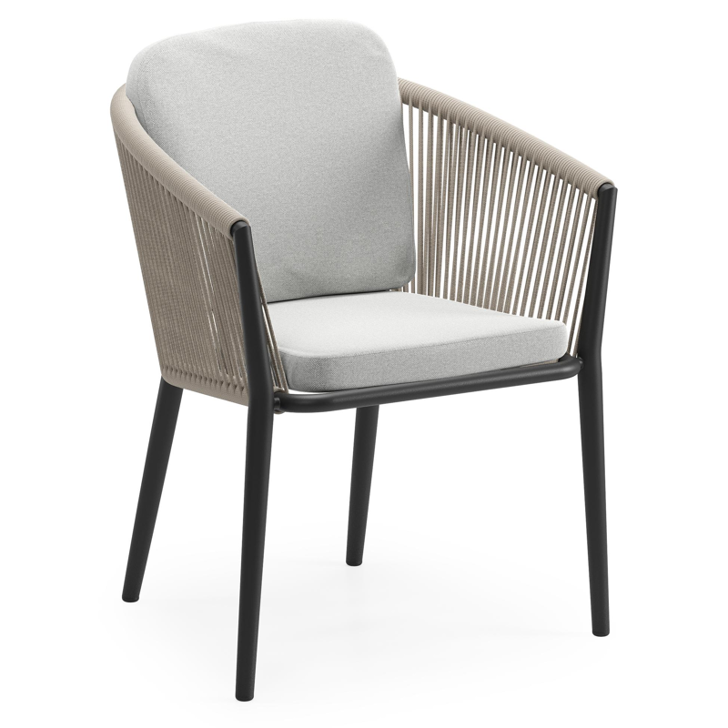 Orso tuinstoel in zwart aluminium en beige verticaal geweven ronde rope met luxe zitkussen in All Weather Sunbrella® Luxe Natte Grey Chine