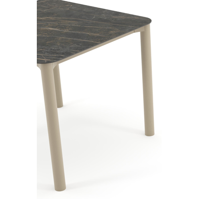Table de jardin Orso rectangulaire arrondi en aluminium beige et céramique pleine Black Obsession - Lg. 90 x Lrg. 90 x Haut. 74.5 cm