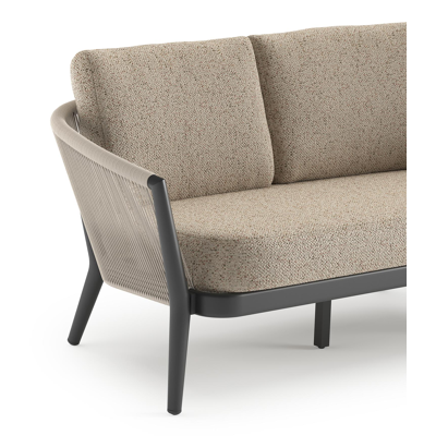 Canapé de jardin Orso en aluminium noir en corde ronde tissée verticalement beige et coussins en all weather cosytica Bora Jungle