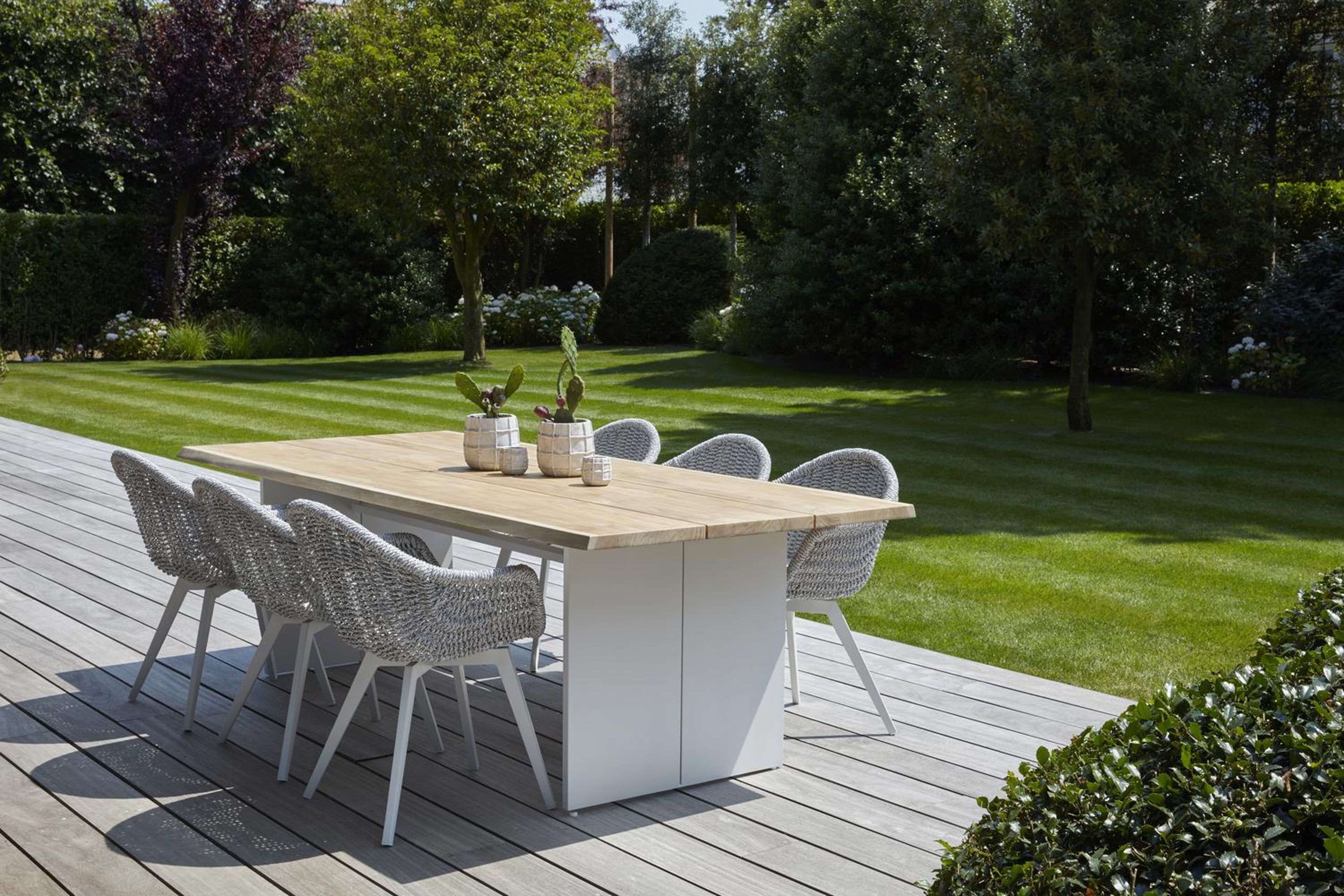 Table de jardin Portofino en aluminium blanc et teck - Lg 240 x Larg. 102 x H 74,5 cm