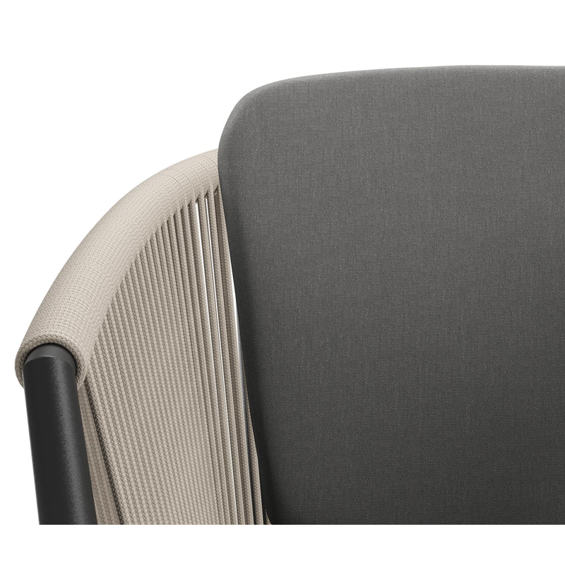 Orso tuinstoel in zwart aluminium en beige verticaal geweven ronde rope met kussen in natte charcoal chine all weather sunbrella® luxe