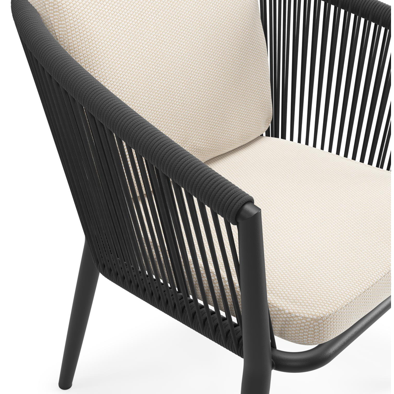 Orso tuinstoel in zwart aluminium en zwart verticaal geweven ronde rope met luxe zitkussen in All Weather Sunbrella® Luxe Lopi Antique