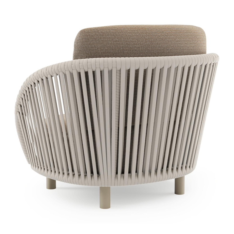 Fauteuil de jardin Lupino en aluminium beige et corde large plate de luxe tissée verticalement beige et coussins en all weather solica firenze earth