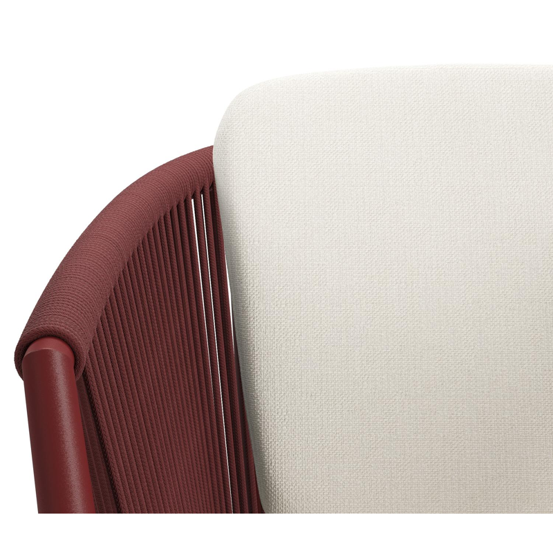 Orso tuinstoel in ruby aluminium en ruby verticaal geweven ronde rope met zitkussen in All Weather Sunbrella® Luxe Savane White