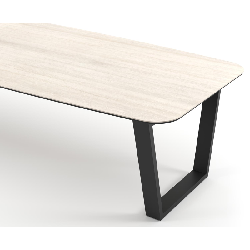 Table de jardin Pagino forme de bateau en aluminium noir et céramique pleine Travertino Bianco - Lg. 315 x Lrg. 115 x Haut. 73 cm