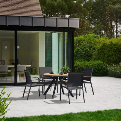 Viaro tuinset in zwart aluminium en colour finish teak tafelblad met 4 stapelbare Amalfi tuinstoelen
